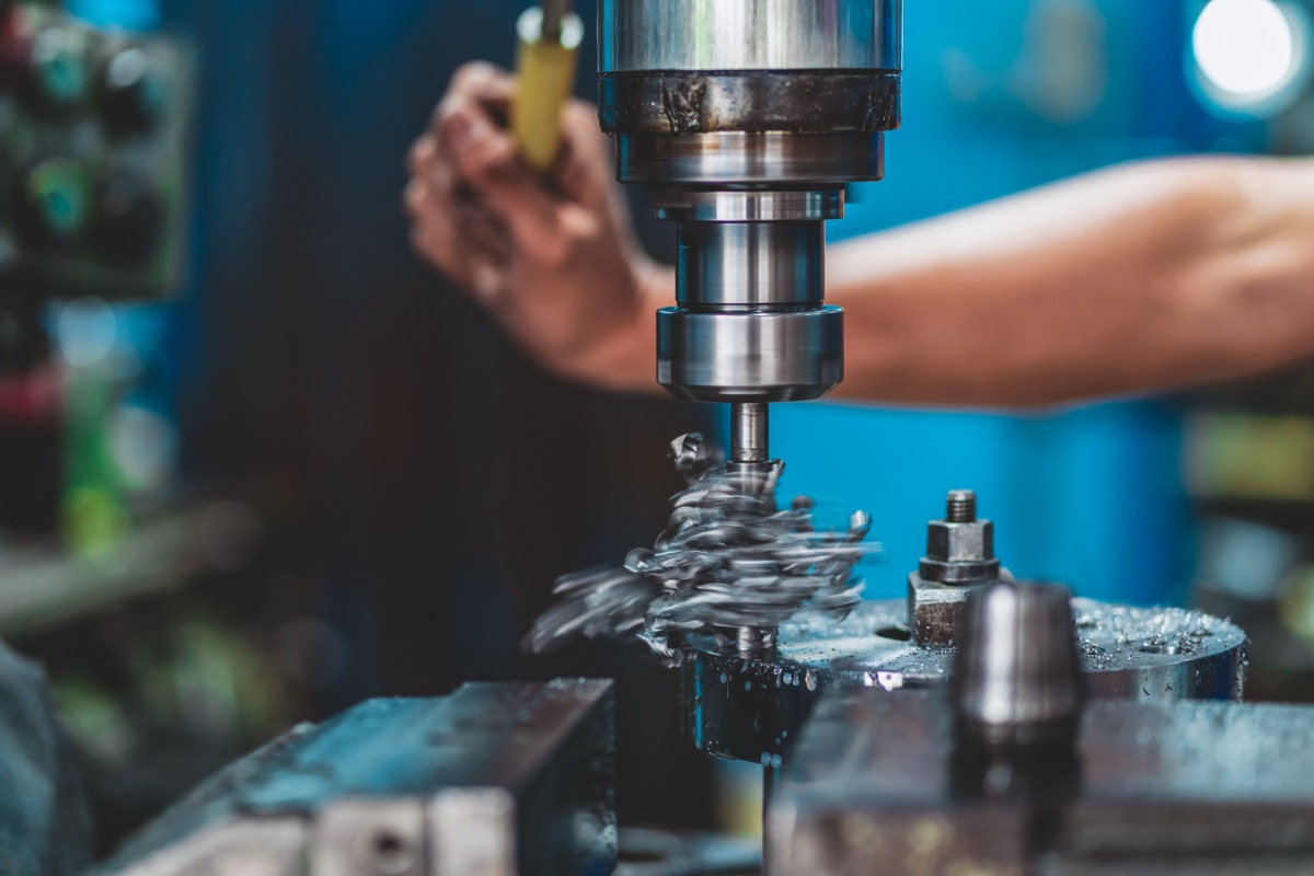 Fresadora CNC en operación dentro de planta de manufactura TILCA